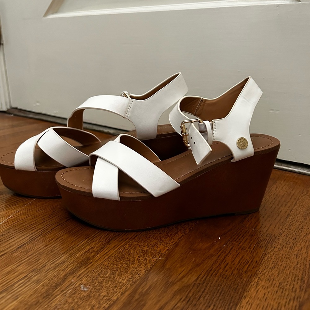 SANDALS HEELS TOMMY HILFIGER SIZE 7.5 IN WHITE COLOR. NEW PAIR